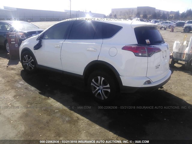 JTMZFREV9JJ729642 - 2018 TOYOTA RAV4 LE WHITE photo 3