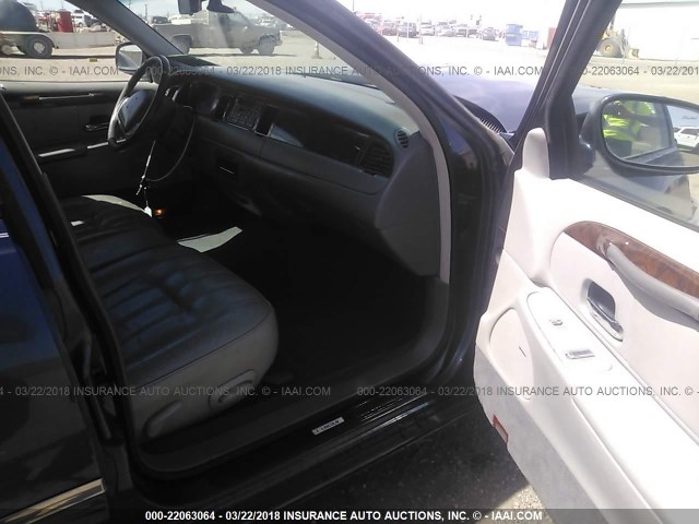 1LNFM81W3WY637695 - 1998 LINCOLN TOWN CAR EXECUTIVE BLUE photo 5
