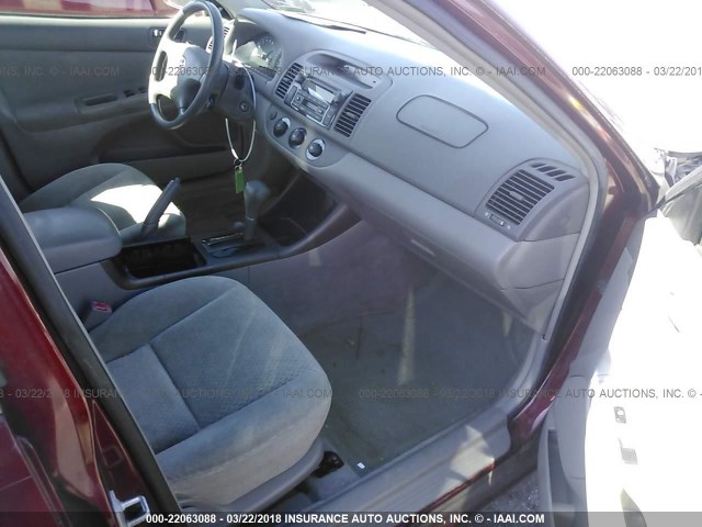 4T1BE32K62U033683 - 2002 TOYOTA CAMRY LE/XLE/SE RED photo 5