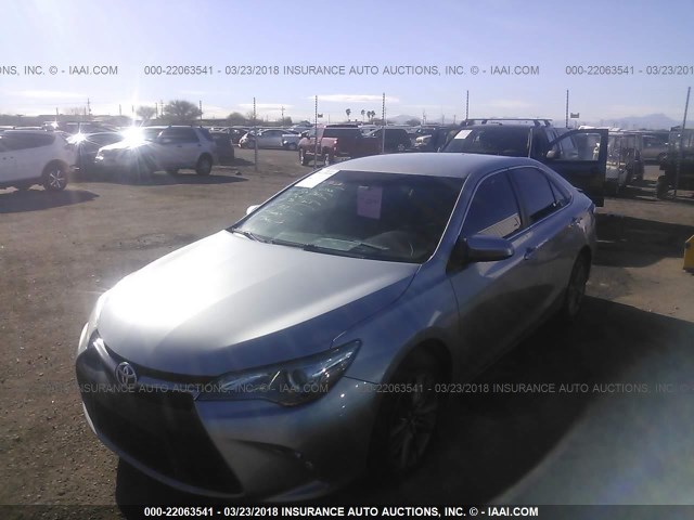 4T1BF1FK2FU040535 - 2015 TOYOTA CAMRY LE/XLE/SE/XSE SILVER photo 2