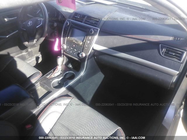 4T1BF1FK2FU040535 - 2015 TOYOTA CAMRY LE/XLE/SE/XSE SILVER photo 5