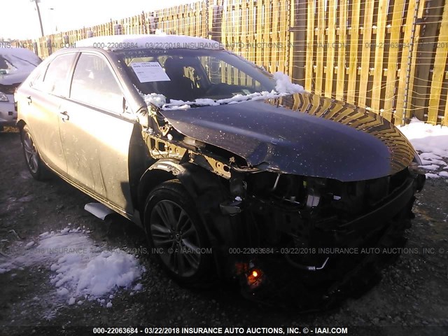 4T1BF1FK5FU085212 - 2015 TOYOTA CAMRY LE/XLE/SE/XSE GRAY photo 1