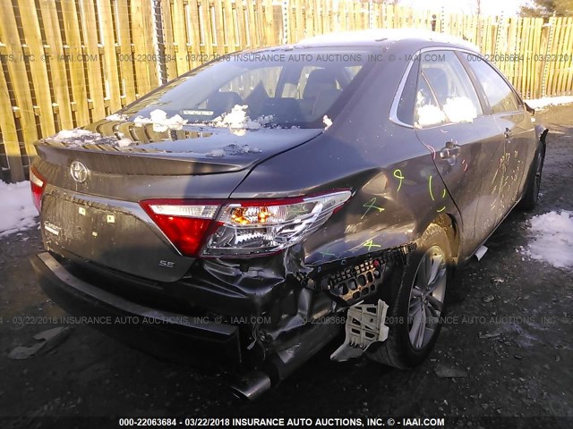 4T1BF1FK5FU085212 - 2015 TOYOTA CAMRY LE/XLE/SE/XSE GRAY photo 4