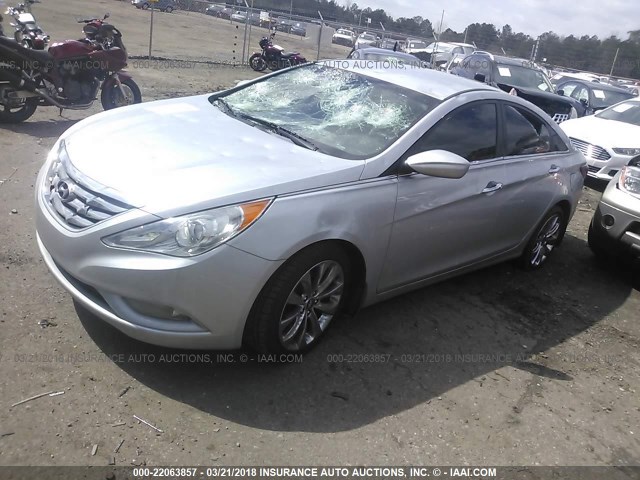 5NPEC4AC1DH615582 - 2013 HYUNDAI SONATA SE/LIMITED SILVER photo 2