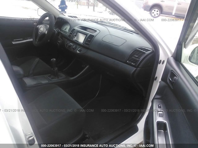 JTDBE32KX30176522 - 2003 TOYOTA CAMRY LE/XLE Սպիտակ լուսանկար 5