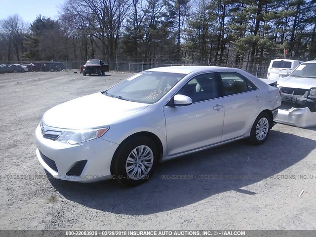 4T4BF1FK6CR218092 - 2012 TOYOTA CAMRY SE/LE/XLE SILVER photo 2