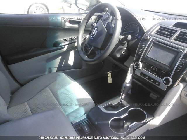 4T4BF1FK6CR218092 - 2012 TOYOTA CAMRY SE/LE/XLE SILVER photo 5