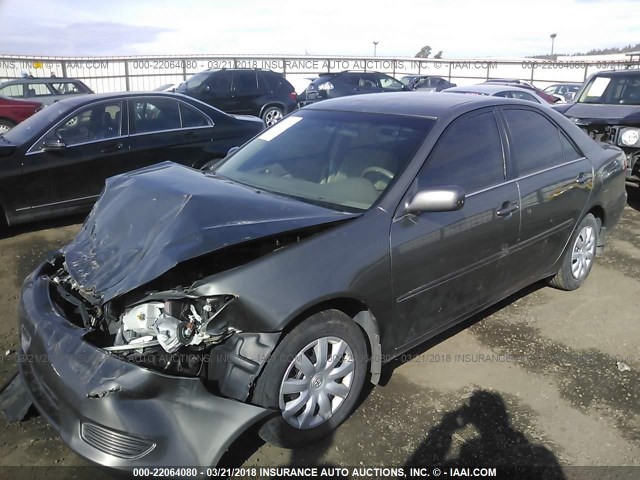 4T1BE32K25U558261 - 2005 TOYOTA CAMRY LE/XLE/SE GRAY photo 2