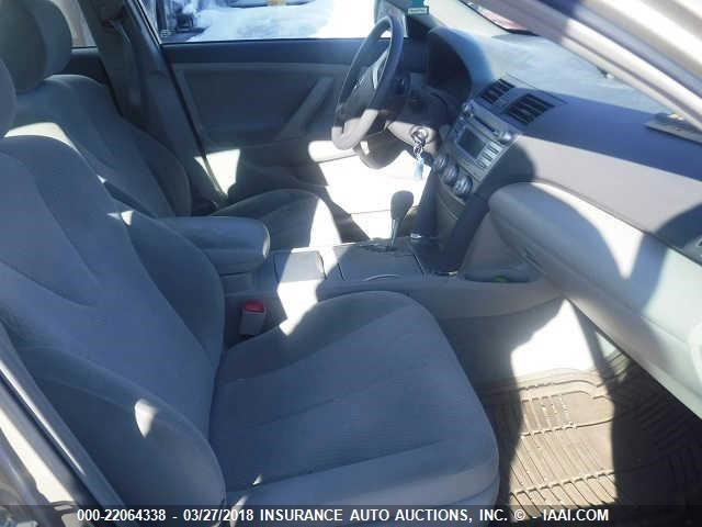 4T1BF3EK4BU599205 - 2011 TOYOTA CAMRY SE/LE/XLE Коричневый фото 5