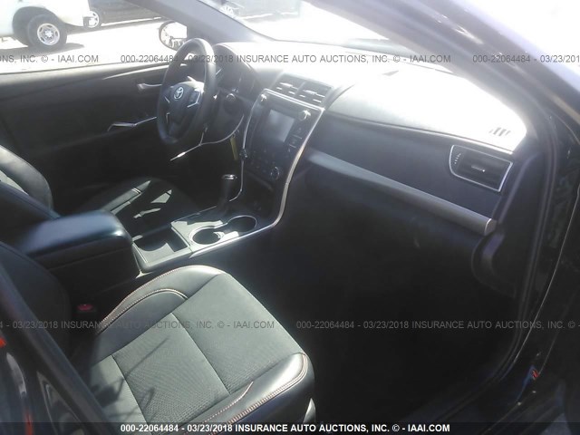 4T1BF1FK3GU260705 - 2016 TOYOTA CAMRY LE/XLE/SE/XSE Schwarz Foto 5