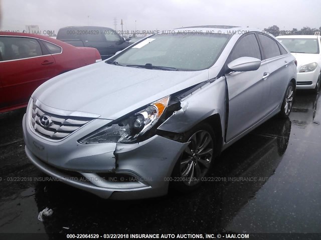 5NPEC4AC9DH782935 - 2013 HYUNDAI SONATA SE/LIMITED SILVER photo 2