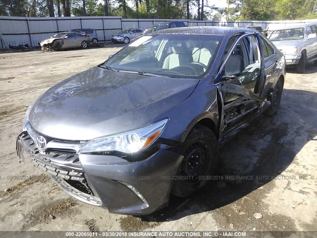 4T4BF1FK6FR507560 - 2015 TOYOTA CAMRY LE/XLE/SE/XSE SILVER photo 2