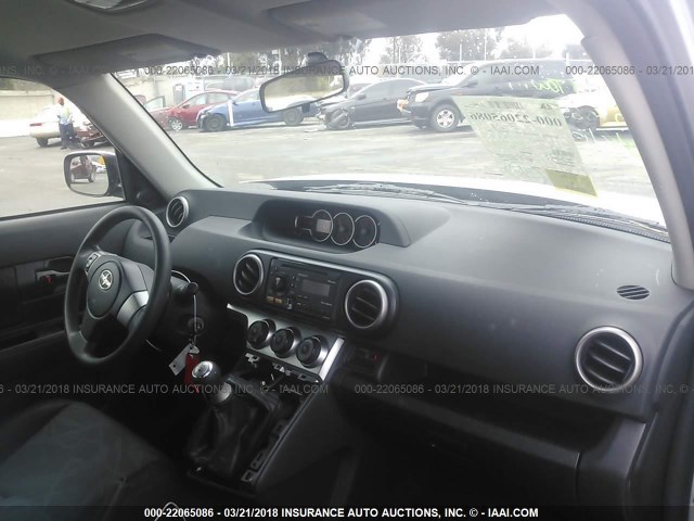 JTLZE4FE8CJ011530 - 2012 TOYOTA SCION XB SILVER photo 5