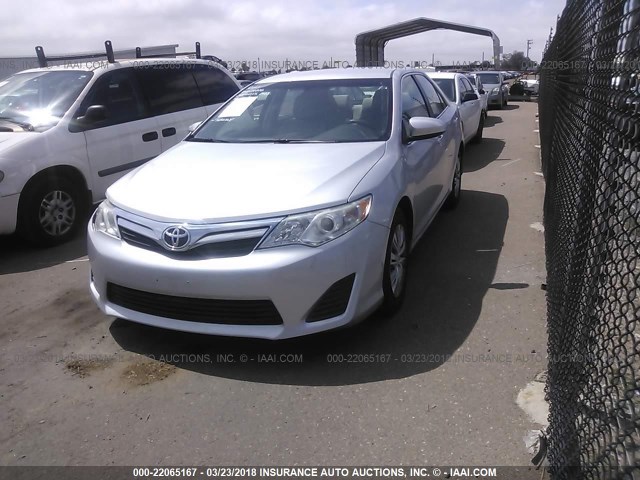 4T1BF1FK7EU408626 - 2014 TOYOTA CAMRY L/SE/LE/XLE 银色 照片 2