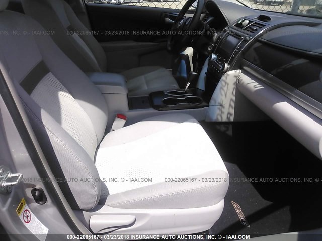 4T1BF1FK7EU408626 - 2014 TOYOTA CAMRY L/SE/LE/XLE 银色 照片 5
