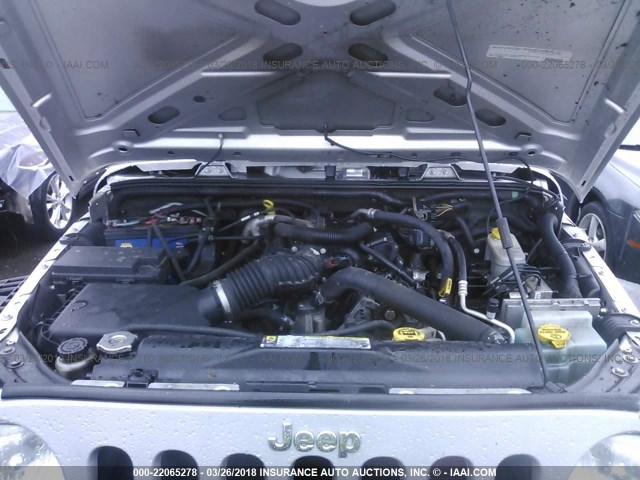 1J4AA2D10BL596285 - 2011 JEEP WRANGLER SPORT 银色 照片 10