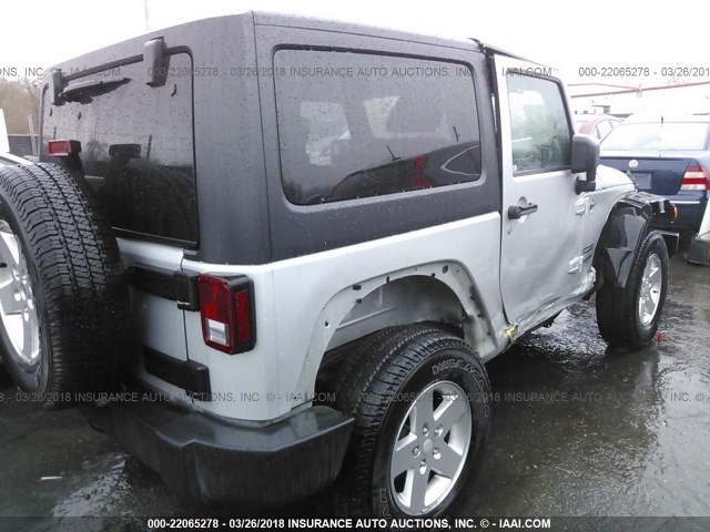 1J4AA2D10BL596285 - 2011 JEEP WRANGLER SPORT 银色 照片 4