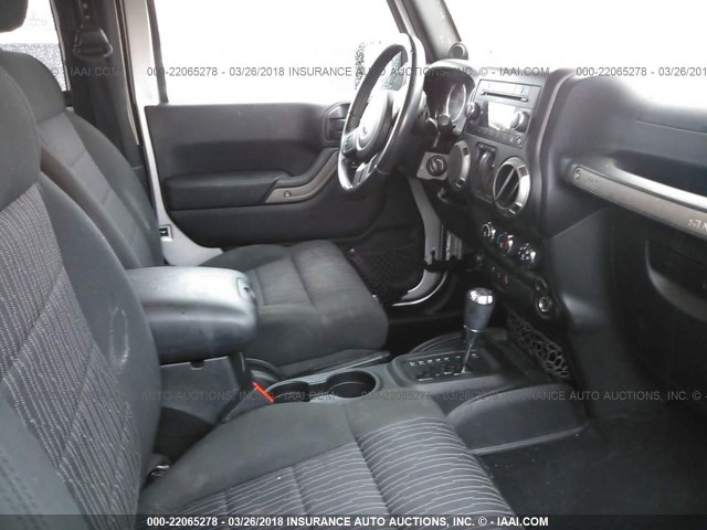1J4AA2D10BL596285 - 2011 JEEP WRANGLER SPORT 银色 照片 5