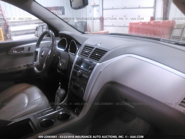 1GNKRJED6BJ100589 - 2011 CHEVROLET TRAVERSE LT SILVER photo 5