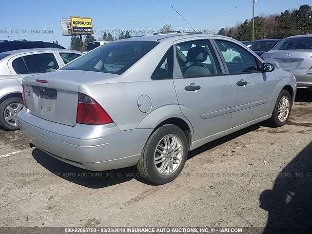 1FAFP34N17W266136 - 2007 FORD FOCUS ZX4/S/SE/SES 银色 照片 4