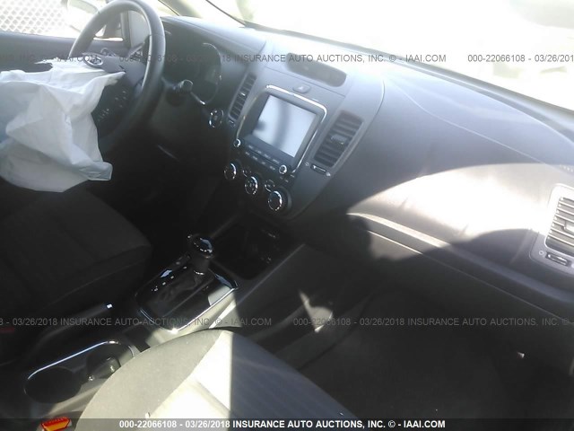 3KPFL4A75HE021269 - 2017 KIA FORTE LX/S GRAY photo 5