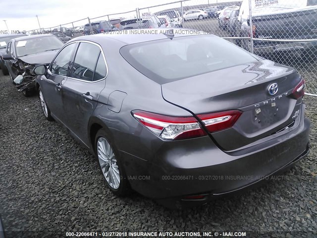 4T1B21HK8JU504512 - 2018 TOYOTA CAMRY HYBRID/LE/XLE/SE GRAY photo 3