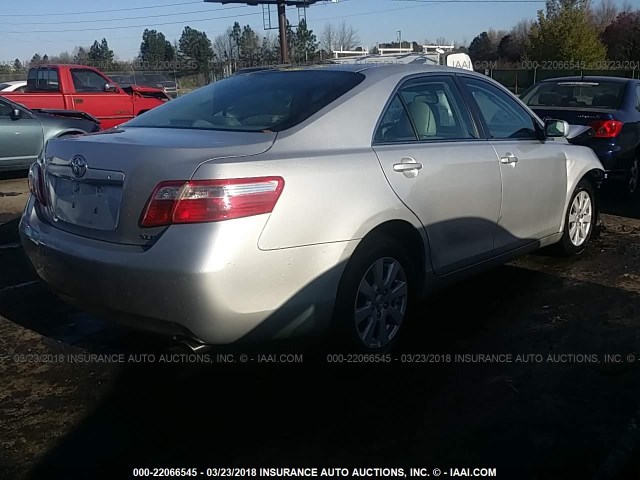 4T1BK46K98U568220 - 2008 TOYOTA CAMRY LE/XLE/SE SILVER photo 4