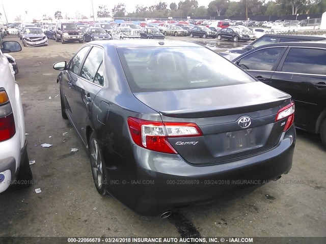 4T1BK1FK8EU025984 - 2014 TOYOTA CAMRY SE/XLE GRAY photo 3