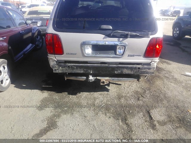 5LMFU28RX1LJ14612 - 2001 LINCOLN NAVIGATOR SILVER photo 6