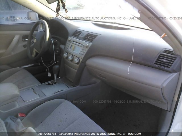 4T1BF3EK1BU597511 - 2011 TOYOTA CAMRY SE/LE/XLE WHITE photo 5