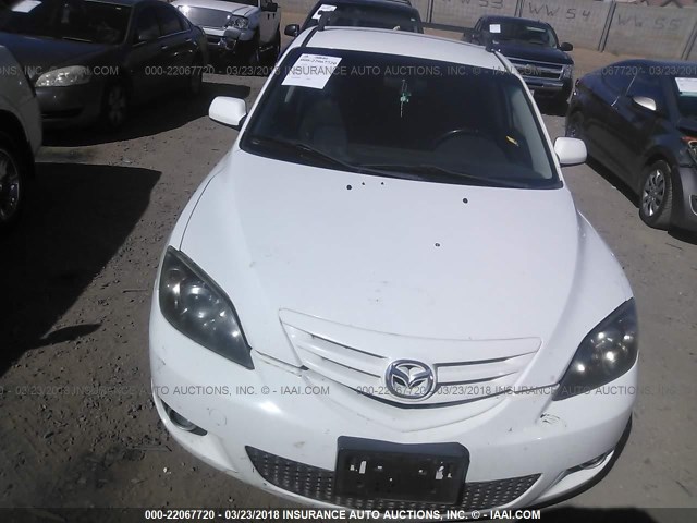 JM1BK143751313898 - 2005 MAZDA 3 HATCHBACK WHITE photo 6