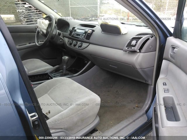JTDBF30KX20042172 - 2002 TOYOTA CAMRY LE/XLE/SE BLUE photo 5