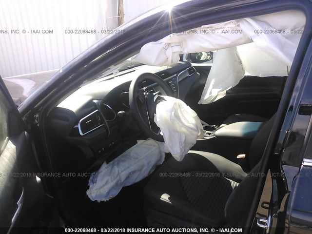 4T1B21HKXJU003489 - 2018 TOYOTA CAMRY HYBRID/LE/XLE/SE BLACK photo 5