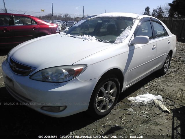 JTDBE32K440246632 - 2004 TOYOTA CAMRY LE/XLE WHITE photo 2