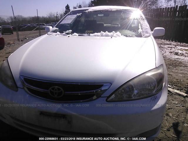 JTDBE32K440246632 - 2004 TOYOTA CAMRY LE/XLE WHITE photo 6