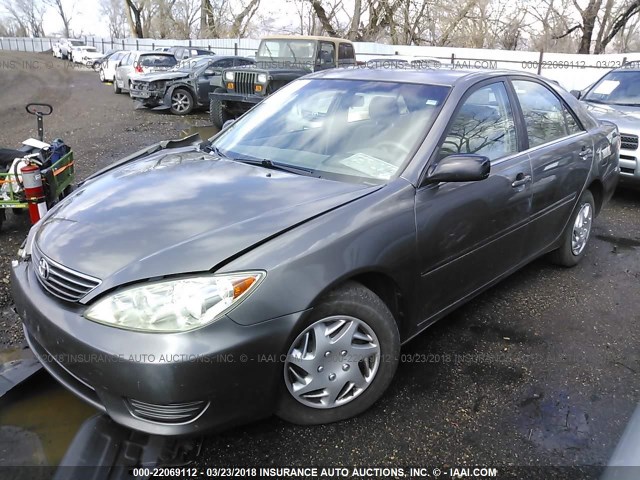 JTDBE32K053034018 - 2005 TOYOTA CAMRY LE/XLE/SE GRAY photo 2