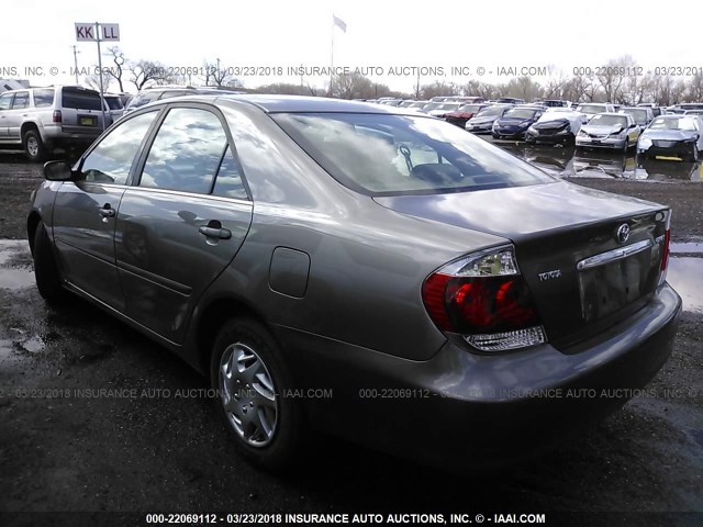 JTDBE32K053034018 - 2005 TOYOTA CAMRY LE/XLE/SE GRAY photo 3