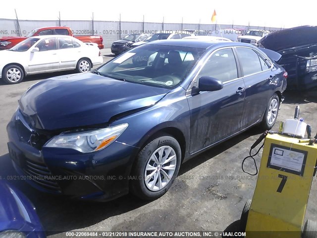 4T4BF1FKXFR448402 - 2015 TOYOTA CAMRY LE/XLE/SE/XSE Schwarz Foto 2