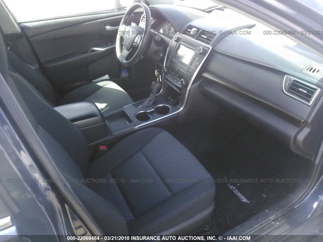 4T4BF1FKXFR448402 - 2015 TOYOTA CAMRY LE/XLE/SE/XSE Schwarz Foto 5