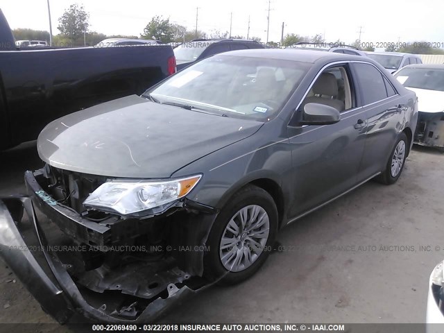 4T1BF1FK2DU698269 - 2013 TOYOTA CAMRY L/SE/LE/XLE GRAY photo 2