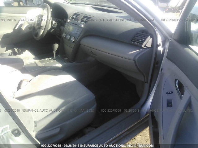 4T1BF3EK5BU124467 - 2011 TOYOTA CAMRY SE/LE/XLE Серебристый фото 5
