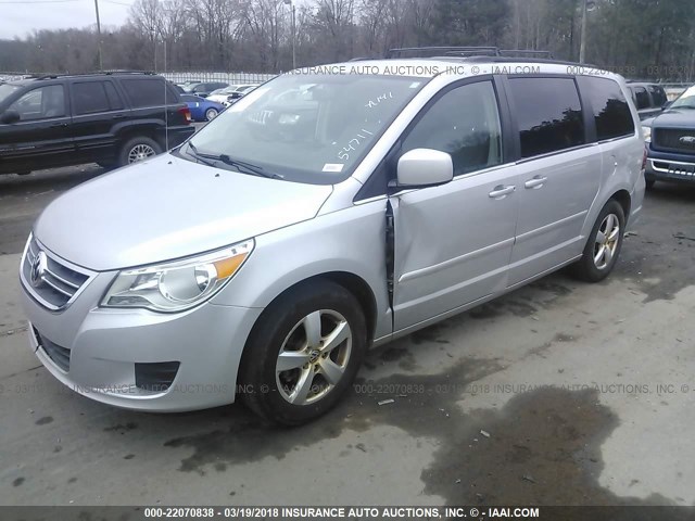 2V4RW3DG5BR695329 - 2011 VOLKSWAGEN ROUTAN SE SILVER photo 2