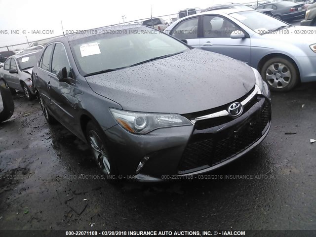 4T1BF1FK2HU681056 - 2017 TOYOTA CAMRY LE/XLE/SE/XSE GRAY photo 1