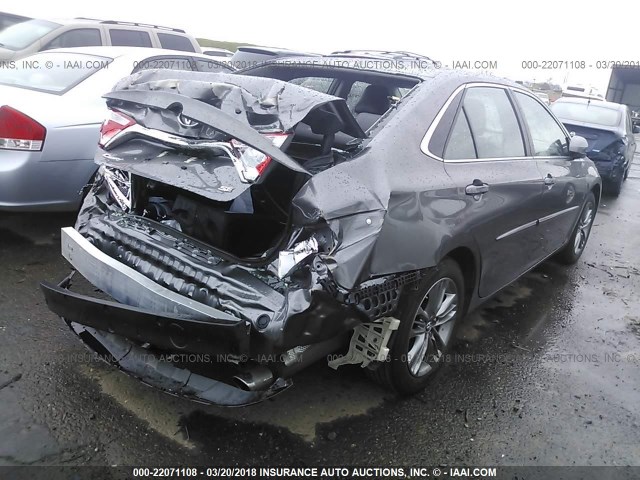 4T1BF1FK2HU681056 - 2017 TOYOTA CAMRY LE/XLE/SE/XSE GRAY photo 4