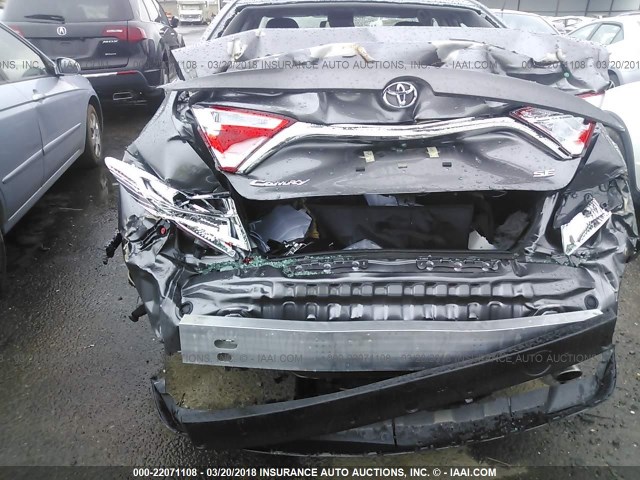 4T1BF1FK2HU681056 - 2017 TOYOTA CAMRY LE/XLE/SE/XSE GRAY photo 6