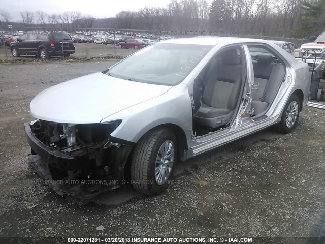 4T4BF1FK1ER390128 - 2014 TOYOTA CAMRY L/SE/LE/XLE ვერცხლისფერი ფოტო 2