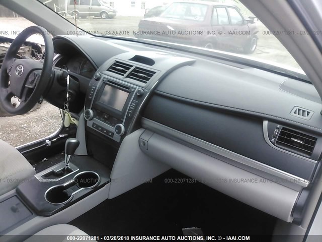 4T4BF1FK1ER390128 - 2014 TOYOTA CAMRY L/SE/LE/XLE ვერცხლისფერი ფოტო 5