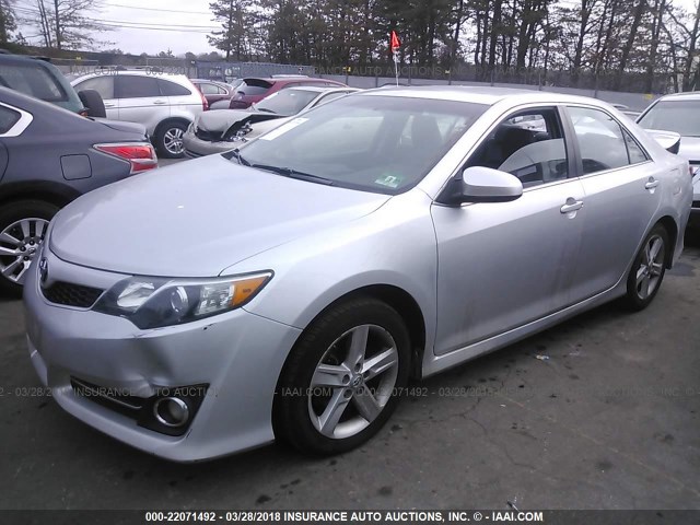4T1BF1FK7CU182035 - 2012 TOYOTA CAMRY SE/LE/XLE SILVER photo 2