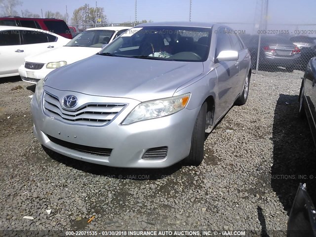 4T1BF3EK5BU231048 - 2011 TOYOTA CAMRY SE/LE/XLE Серебристый фото 2