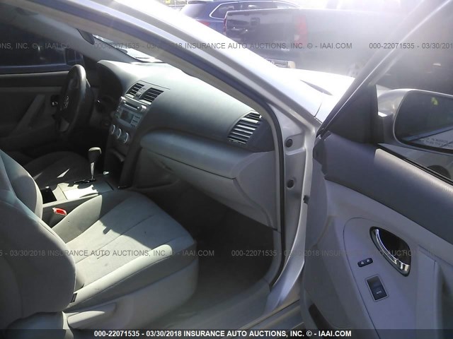 4T1BF3EK5BU231048 - 2011 TOYOTA CAMRY SE/LE/XLE Серебристый фото 5